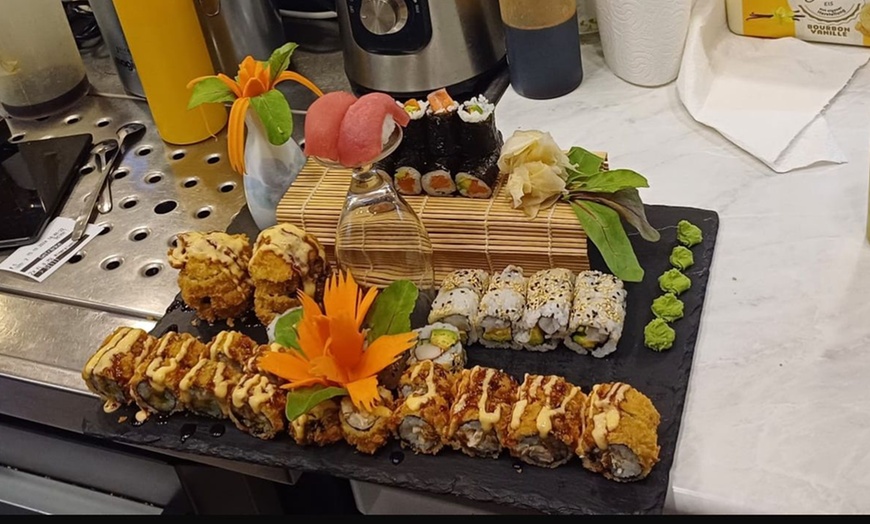 Image 5: Vielfältige Sushi-Menüs oder Party-Platte für 1, 2 oder 4 Personen 