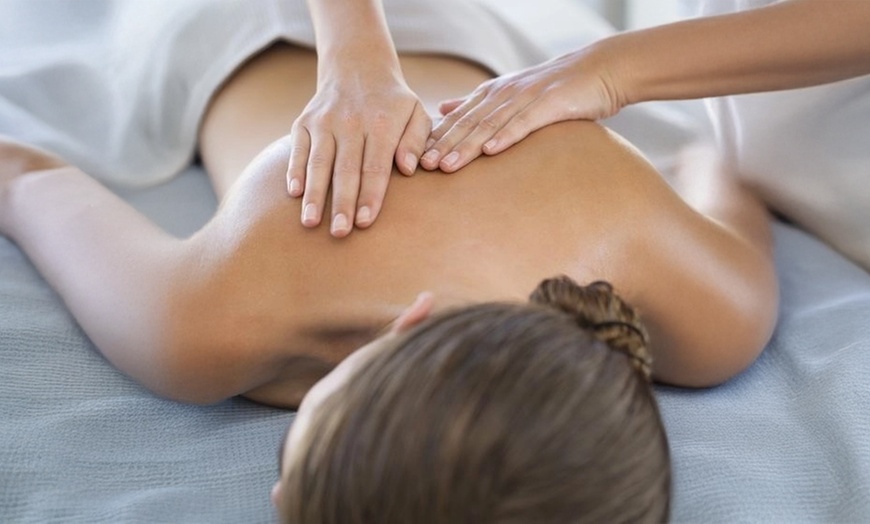 Image 2: Pause précieuse à Bordeaux : massage au choix, soin visage en option