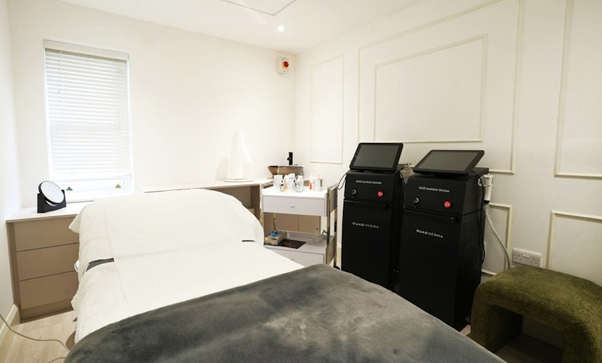 Image 2: One or Three Sessions of Microneedling with/without LED Light Therapy