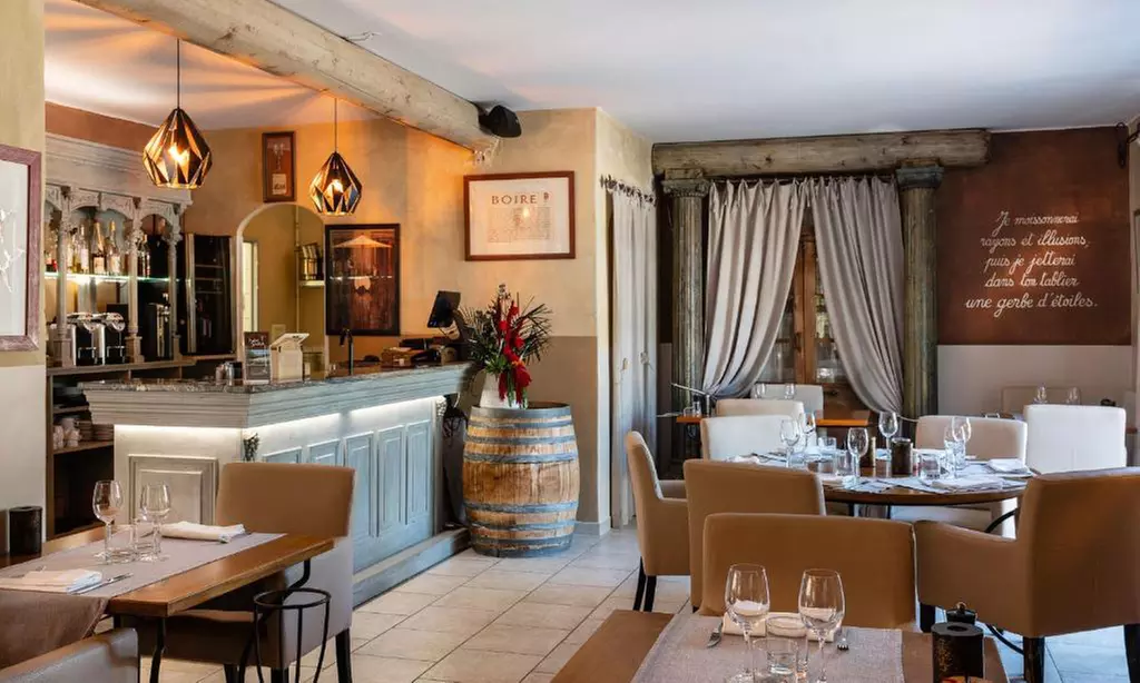 Luberon ​: chambre double premium, options pdj, vin et spa