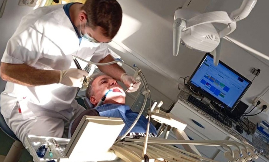 Image 2: Limpieza dental con radiografía y opción a eliminación de manchas  