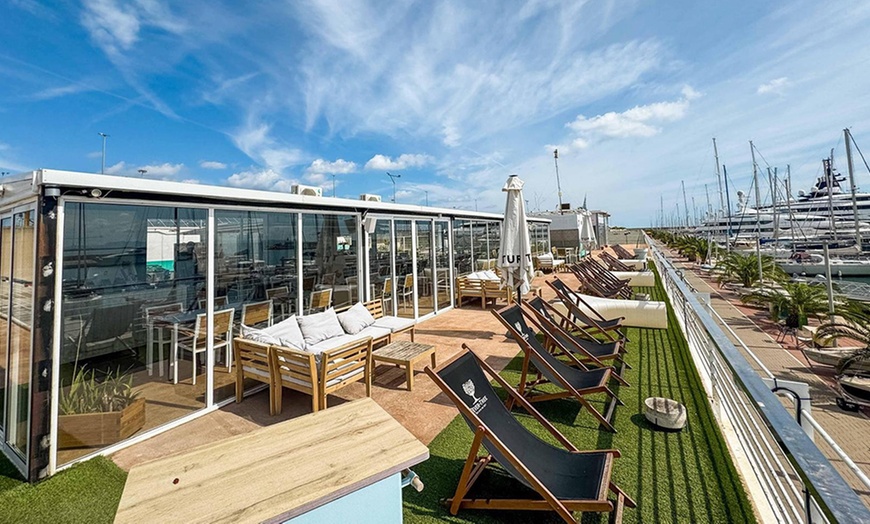 Image 6: Plan Beach frente al mar con tapas bebidas y postre