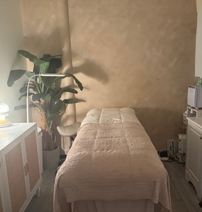 60 Minutes: Swedish Massage with Hot Oil and Foot Massage Add-On - Glow girl beauty bar
