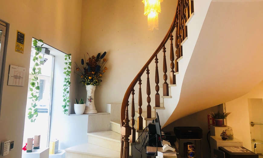 Image 3: Hasta 4 sesiones de 1 hora de radiofrecuencia facial en cara y cuello