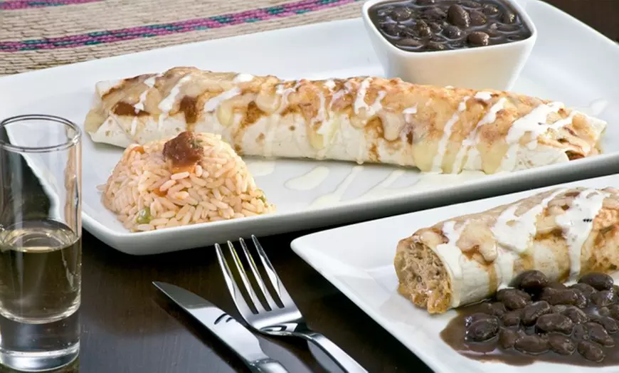 Image 4: Menú mexicano con margarita