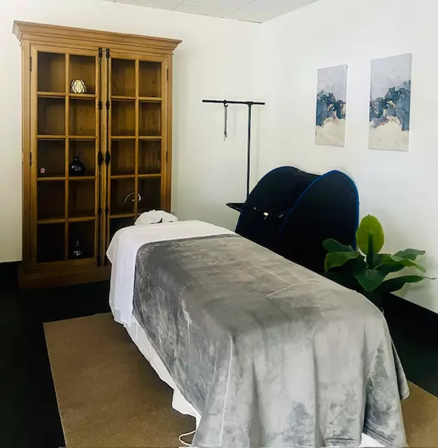 45/60 Min Holistic Ayurvedic Massage & Face Therapy w/ Warm Herbal Oil