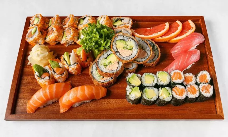3-Gänge-Menü mit Lachs-Sushiplatte XXL für 2 oder 4 Personen