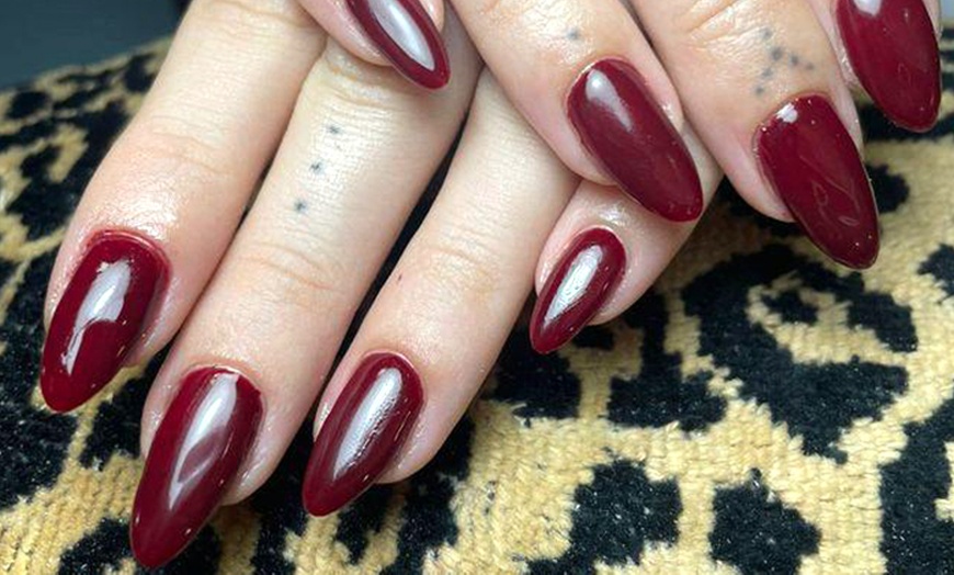 Image 10: Manicura, pedicura o manipedicura clásica o luxury con diseño de 1 uña