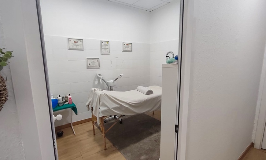 Image 4: Masajes de 1h o 90 minutos con cañas de bambú, craneal o reflexología