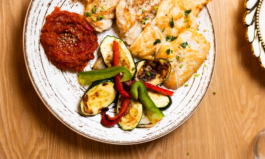 Image 18: Menú fusión con entrante, principal, postre y bebida 