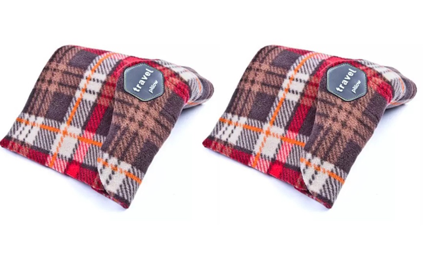 Image 6: Almohada de viaje con diseño de bufanda ajustable y forro polar