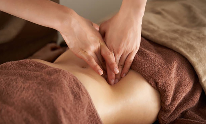 Image 4: Massage californien de 60 min, soin du visage de 45 min en option au Cocon de Chey (jusqu'à 50% de remise)