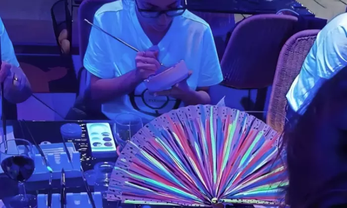 Taller de pintura de abanicos fluorescentes con bebida y cheesecake