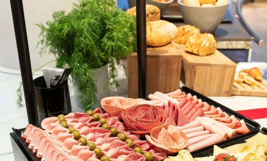 Image 1: Frühstücksbuffet inkl. 1 Glas Sekt für 2 oder 4 Personen