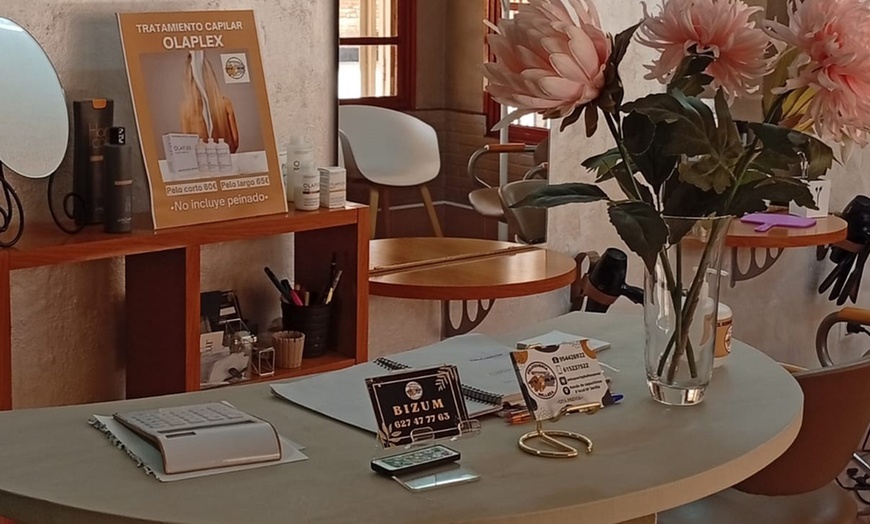 Image 12: Corte de cabello y opción a color o tratamiento hidratante intensivo 