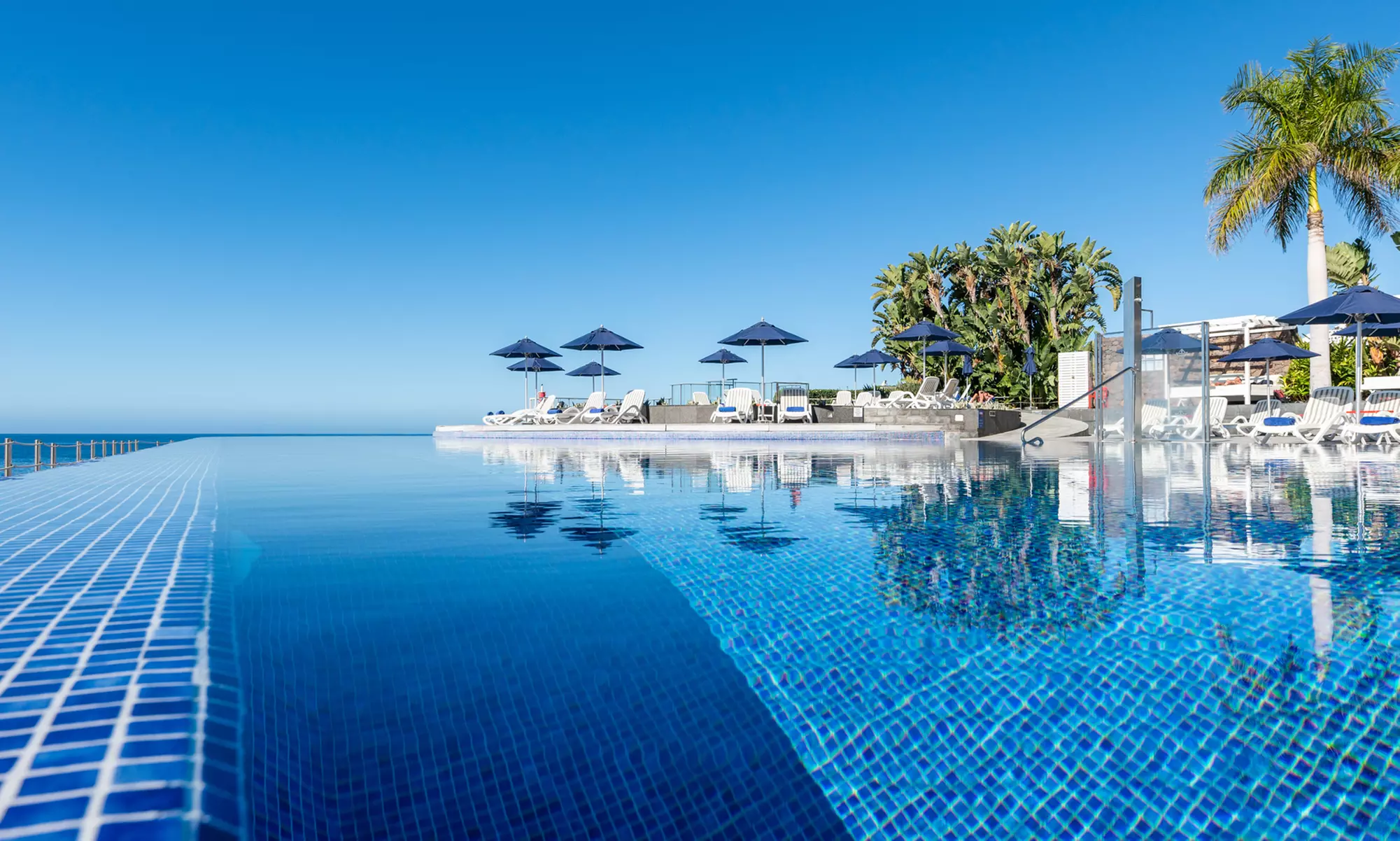 Day pass con hamacas, desayuno buffet y opción a comida para 2