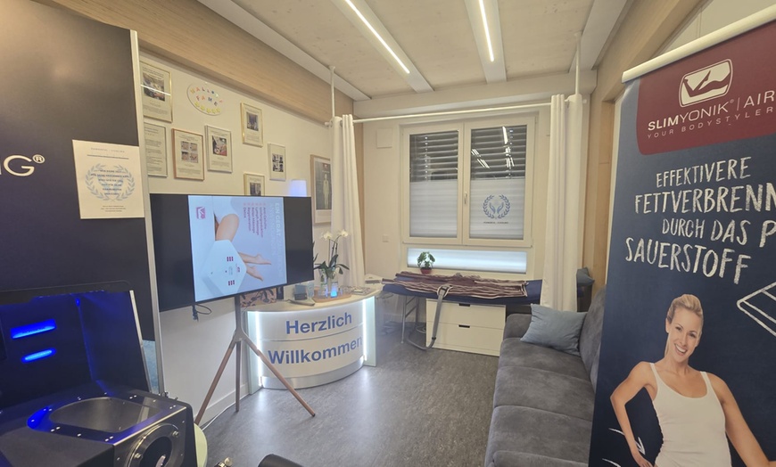 Image 2: 1 oder 3x 50 Min. Lymph-Massage mit Kompressionshose/Anzug für 1 Pers.