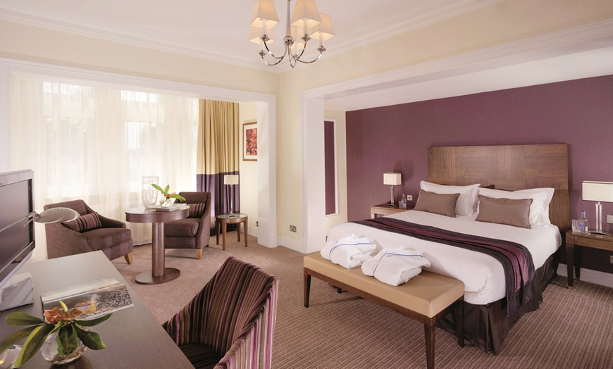 Image 3: Berkshire: 4* Standard Room Stay with Dinner