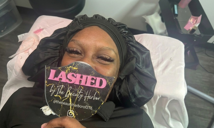 Image 17: Effortless Beauty: Transform Your Look With Full Set & Fill-In Lashes
