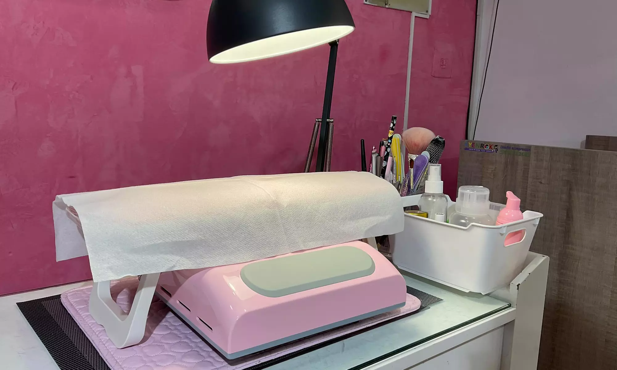 Manicura y pedicura con esmaltado normal o semipermanente