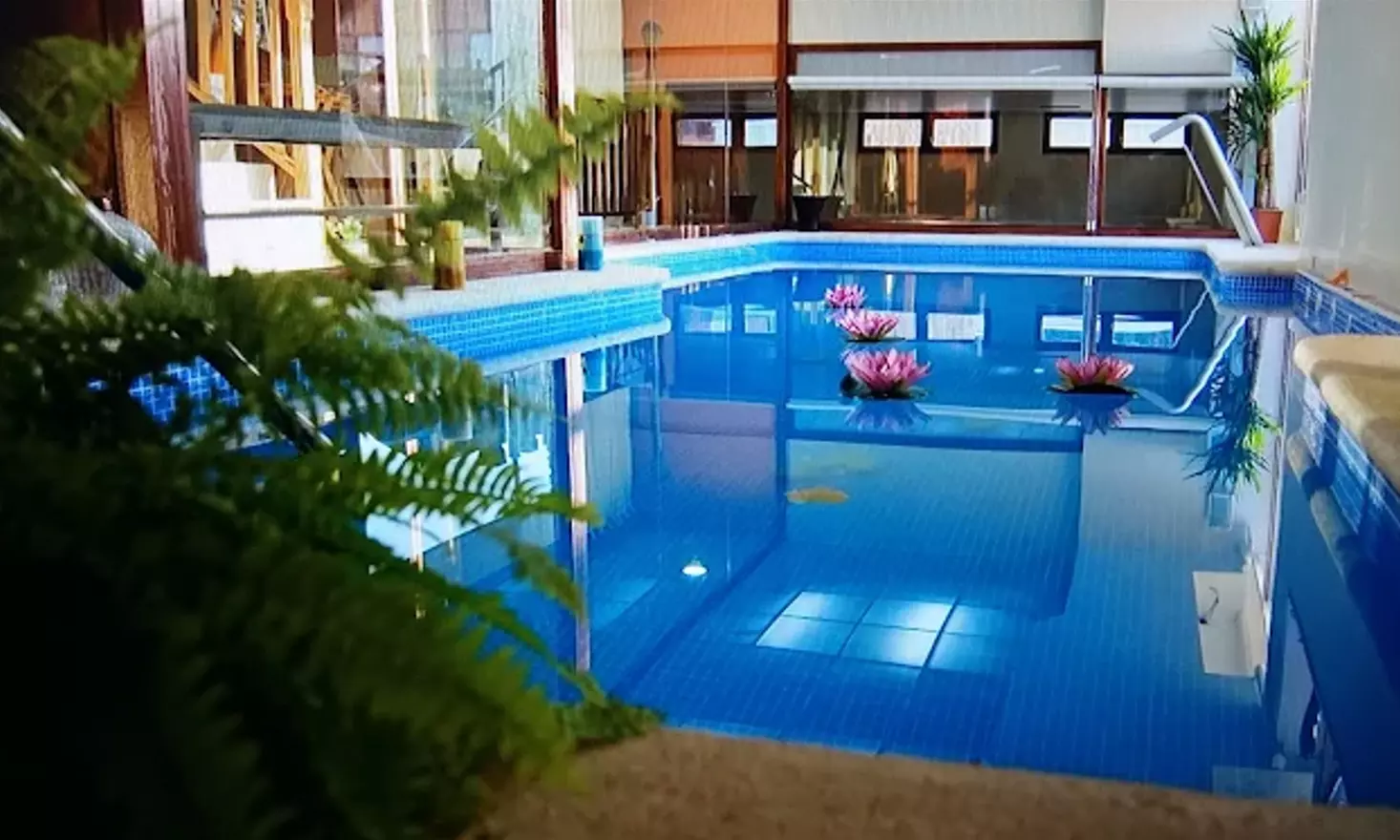 Hidromasaje privado con bombones y cava para 2 con opción a habitación