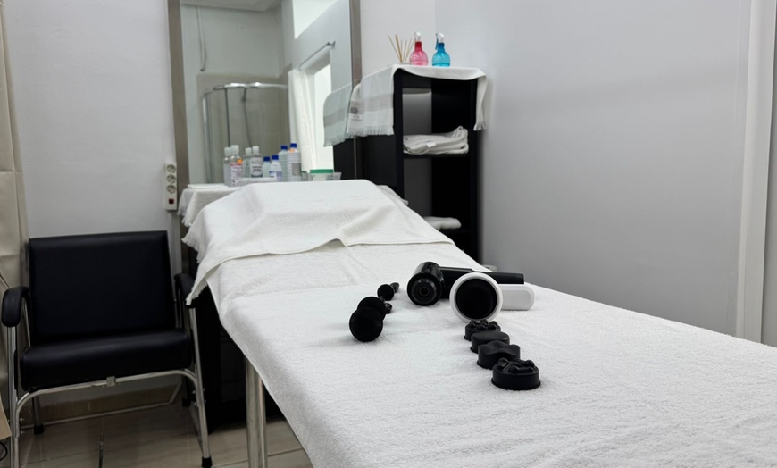 Image 3: Masaje relajante o drenante linfático de 30, 45 o 60 minutos