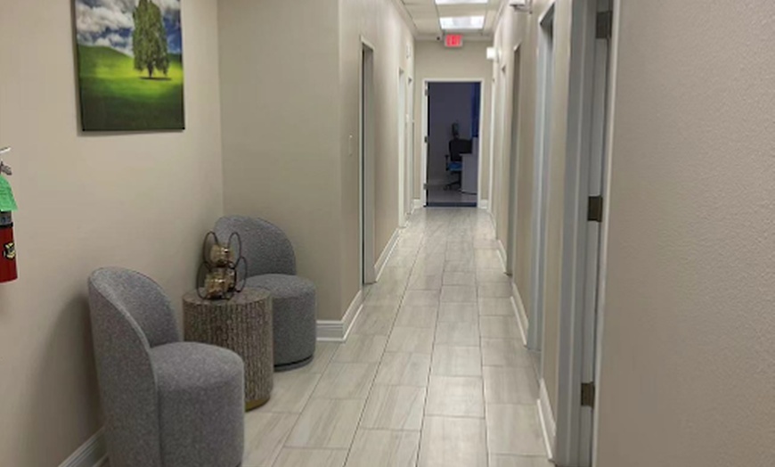 Image 3: Couples 60-Minute Deluxe Body Massage with Essential Oils & Hot Stones