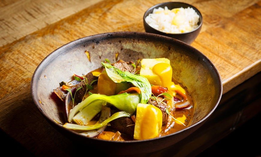 Image 2: Menú degustación para 2 o 4 personas con selección de platos cuidados
