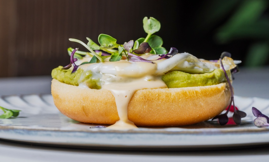 Image 12: Brunch ilimitado con bufé libre de comida y bebida para 2 o 4 personas