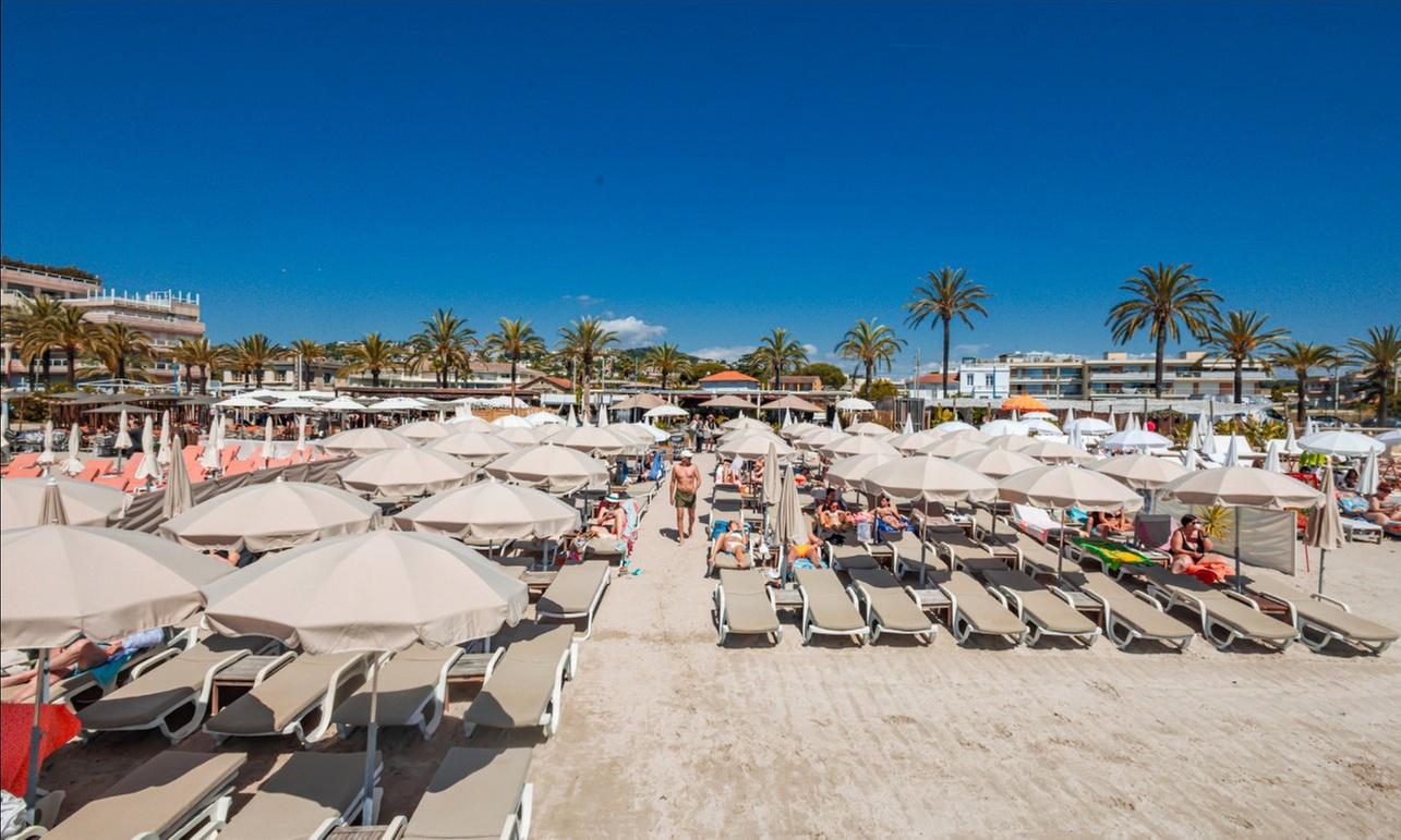 Journée plage privée à deux : détente privilégiée à Golfe-Juan
