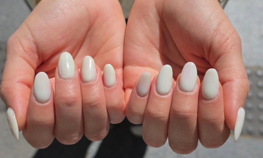 Image 15: Manicura, pedicura o uñas gel con esmaltado clásico o semipermanente 