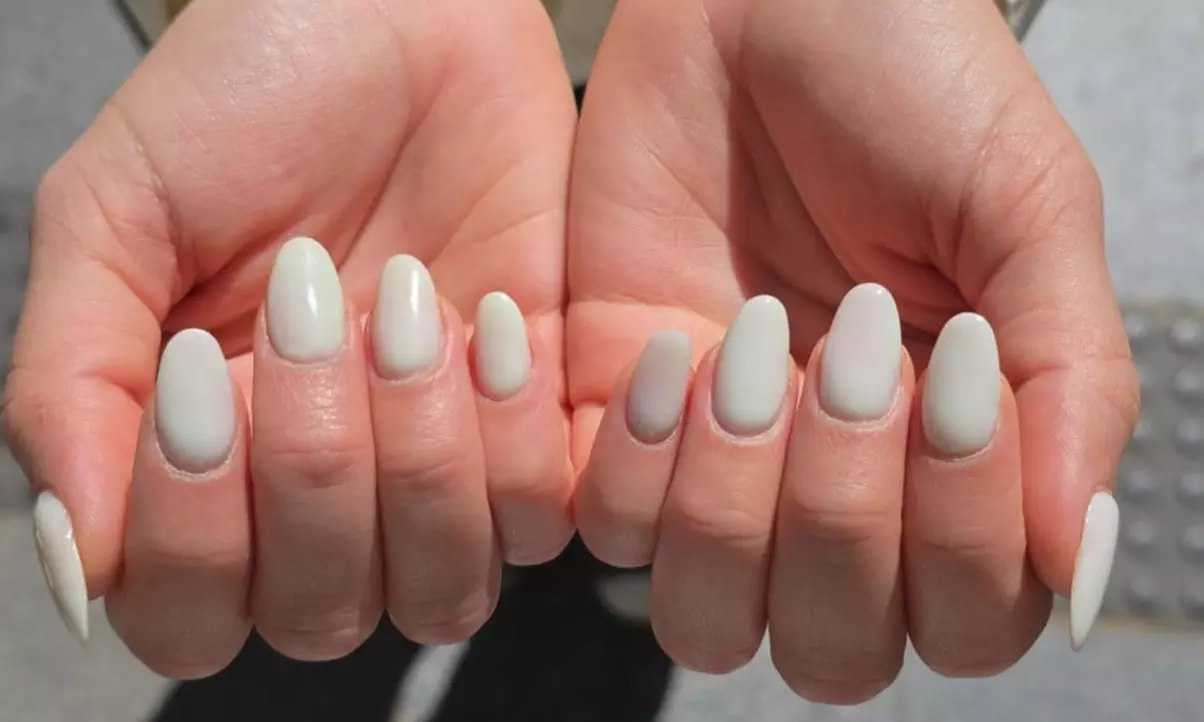 Manicura, pedicura o uñas gel con esmaltado clásico o semipermanente