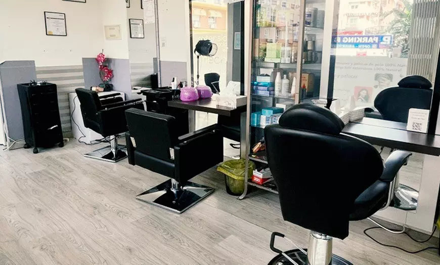 Image 4: Nueva imagen con corte, color y brillo en una sesión de peluquería