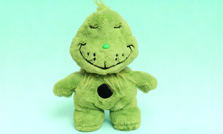 Image 1: Peluche ispirato al Grinch con respirazione simulata