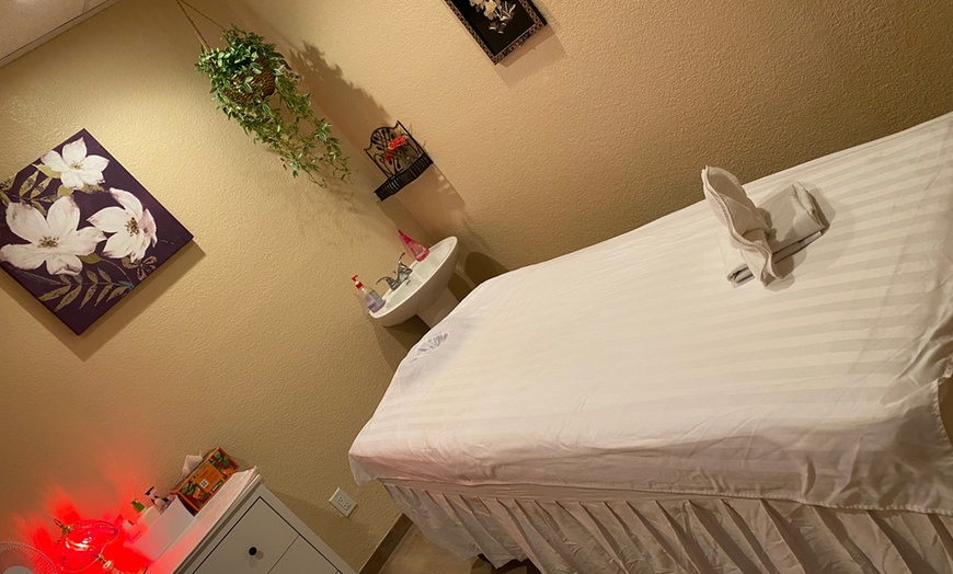 Image 2: One or Couples 60-Min Thai Massage with Optional Oil and Hot Stones 