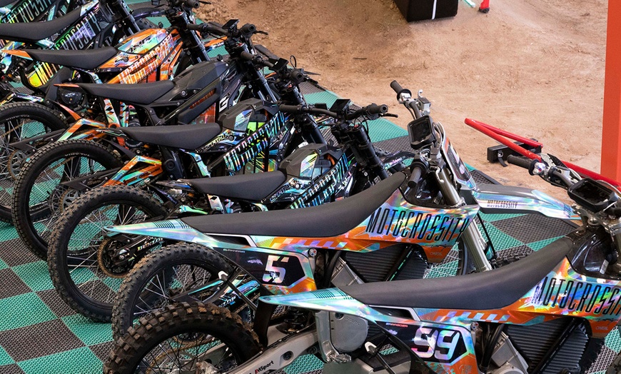 Image 5: Tanda de 15 minutos de motocross indoor eléctrico con o sin menú finde