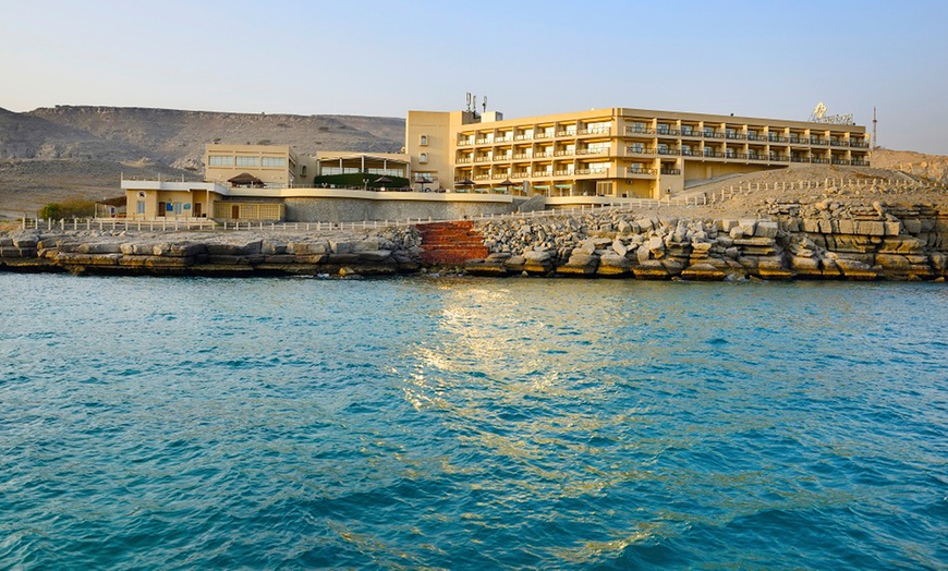 Image 1: Oman: 1- or 2-Night 4* Stay with Breakfast