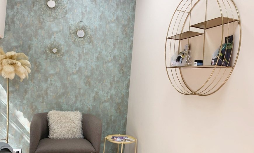 Image 11: Manicura o pedicura clásica o semipermanente con esmaltado OPI 