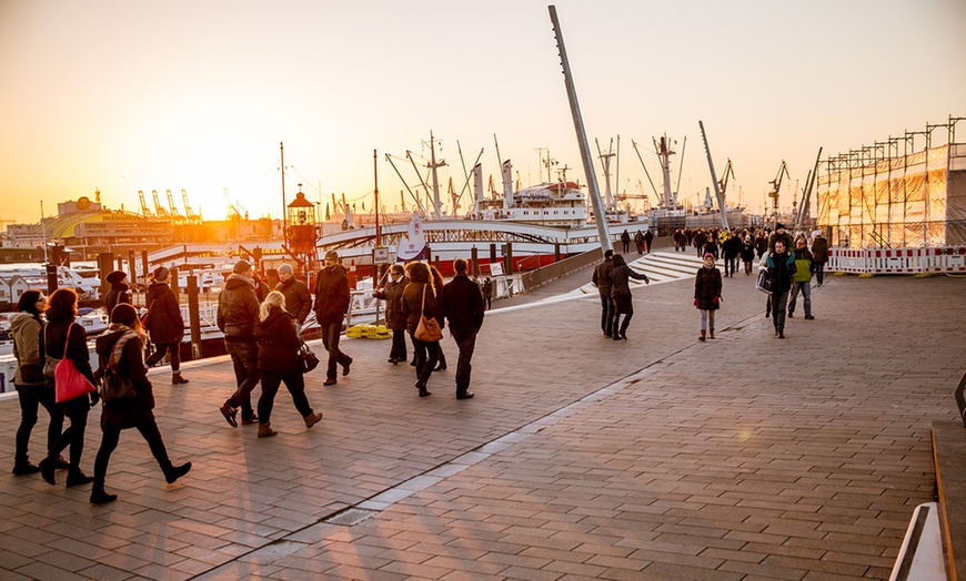 Image 1: Entdecke Hamburg: Große Hafenrundfahrt und Erlebnispaket nach Wahl