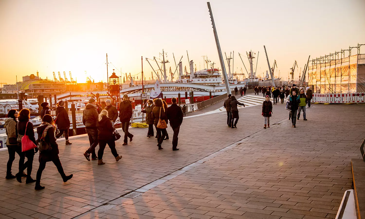 Entdecke Hamburg: Große Hafenrundfahrt und Erlebnispaket nach Wahl