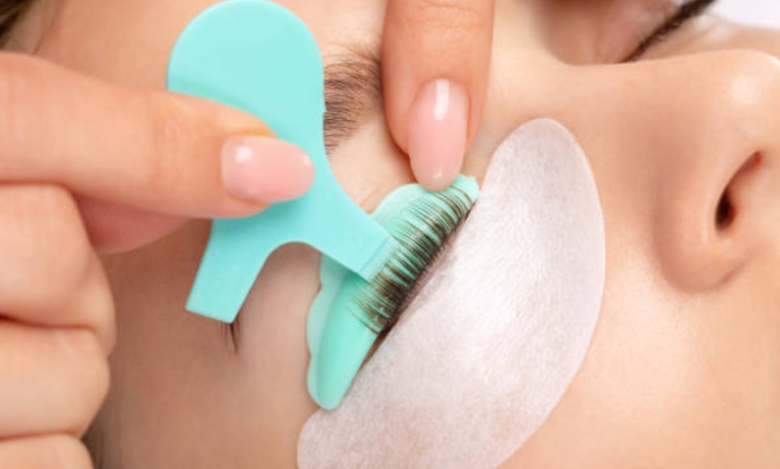 Image 1: Mirada a punto: lifting y tinte, extensiones, laminado de cejas y más