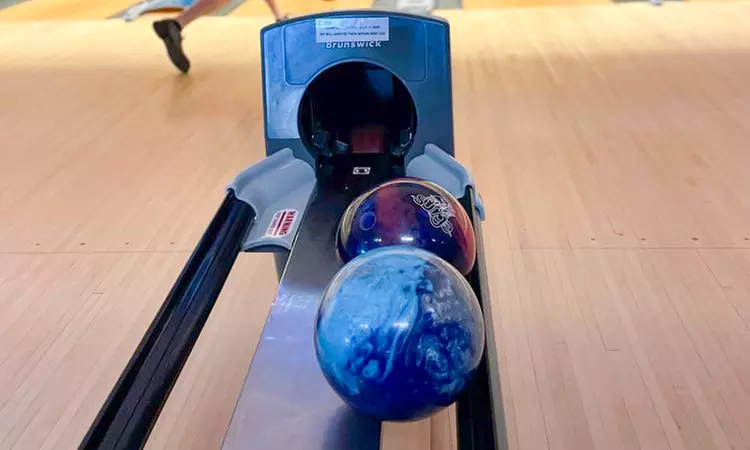 1 Hour Bowling w/Shoe Rental, Optional Beverage Pitcher & Large Fries