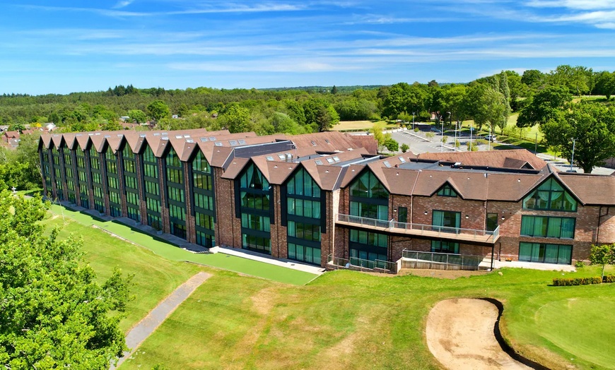 Image 2: Hampshire: 4* Superior Double or Twin Room Stay with Breakfast