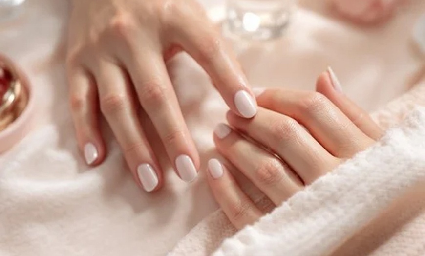 Image 4: Mise en beauté des mains ou pose de vernis semi-permanent 