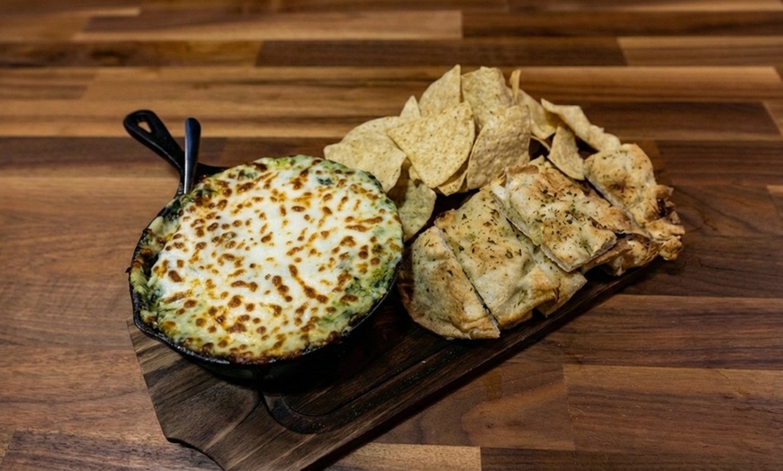 Image 3: Indoor Golf Simulator & Lunch Combo – Charlotte