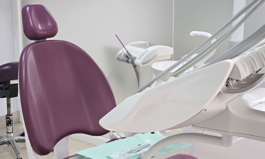Image 1: Limpieza dental completa con ultrasonidos, pulido y curetaje opcional