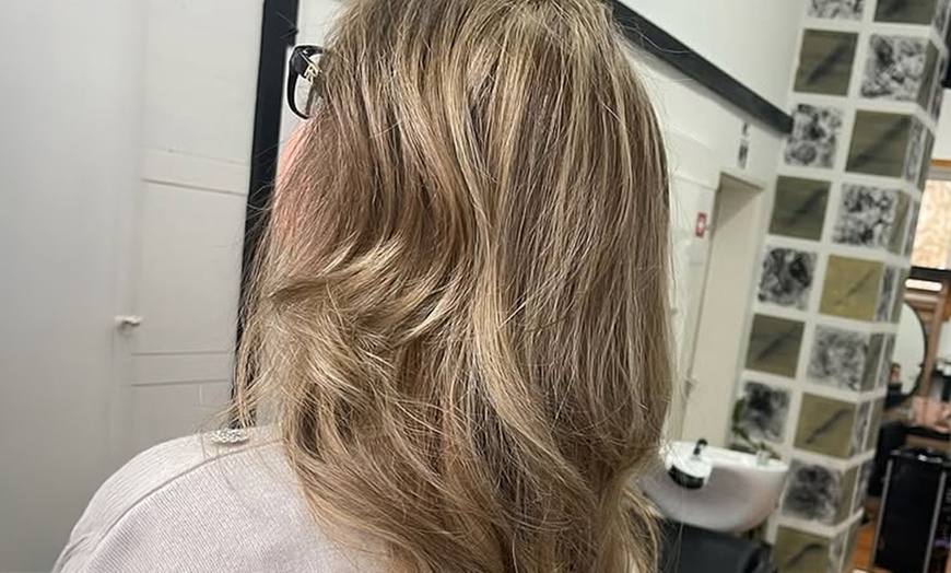 Image 6: Waschen, Schneiden & Föhnen oder Ansatzfarbe, Strähnen oder Balayage