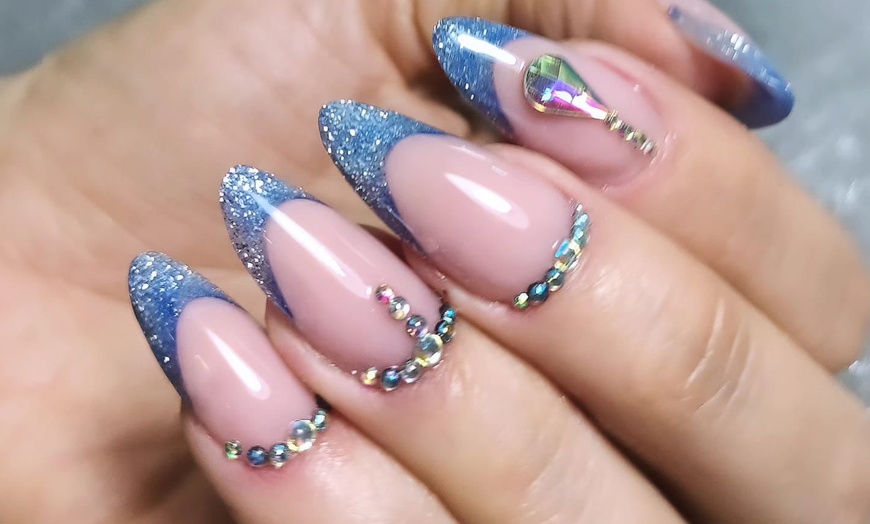 Image 16: Manicura y/o pedicura normal o semipermanente y primera puesta de uñas