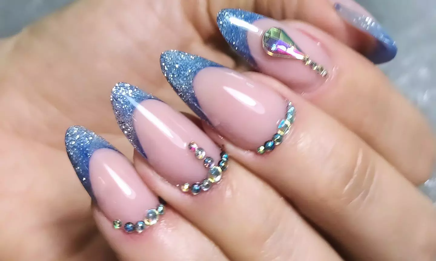 Manicura y/o pedicura normal o semipermanente y primera puesta de uñas