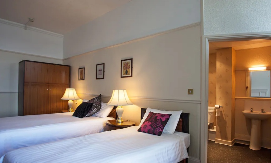 Image 4: Llandudno: 1 Night Stay for 2 with Breakfast, Dinner & Sweet Treat